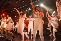 「夢幻歌劇」を披露する桜エビ～ずといぎなり東北産によるコラボユニット・えびとう産。