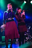 左から冨永悠香、ミア・ナシメント。