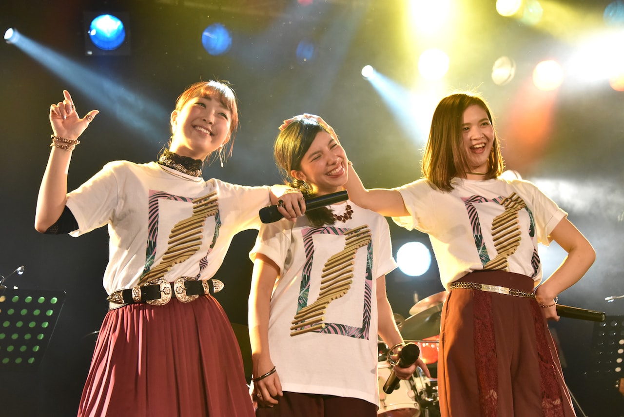 Especia。左から冨永悠香（HALLCA）、ミア・ナシメント、森絵莉加。