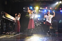 手を振り笑顔でステージを去るEspecia。