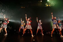 「ばってん少女隊の、田舎娘が四大都市のライブハウスを巡るツアー」DLUM LOGOS公演の様子。（撮影：濱本英介）