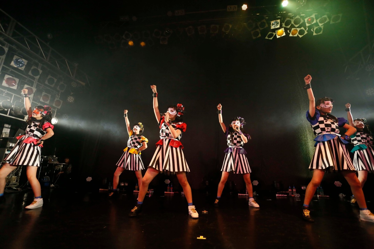 「ばってん少女隊の、田舎娘が四大都市のライブハウスを巡るツアー」DLUM LOGOS公演の様子。（撮影：濱本英介）