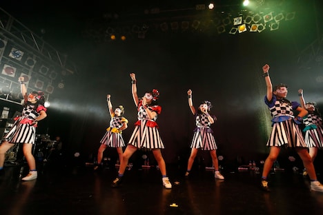 「ばってん少女隊の、田舎娘が四大都市のライブハウスを巡るツアー」DLUM LOGOS公演の様子。(撮影:濱本英介)
