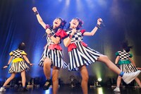 「ばってん少女隊の、田舎娘が四大都市のライブハウスを巡るツアー」DLUM LOGOS公演の様子。（撮影：濱本英介）