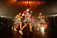 「ばってん少女隊の、田舎娘が四大都市のライブハウスを巡るツアー」DLUM LOGOS公演の様子。（撮影：濱本英介）