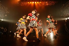「ばってん少女隊の、田舎娘が四大都市のライブハウスを巡るツアー」DLUM LOGOS公演の様子。（撮影：濱本英介）