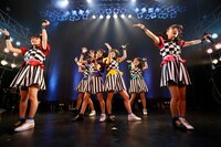 「ばってん少女隊の、田舎娘が四大都市のライブハウスを巡るツアー」DLUM LOGOS公演の様子。（撮影：濱本英介）