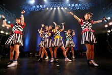 「ばってん少女隊の、田舎娘が四大都市のライブハウスを巡るツアー」DLUM LOGOS公演の様子。（撮影：濱本英介）