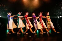 「ばってん少女隊の、田舎娘が四大都市のライブハウスを巡るツアー」DLUM LOGOS公演の様子。（撮影：濱本英介）