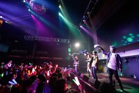 PrizmaXのライブの様子。（撮影：M.キセキ）