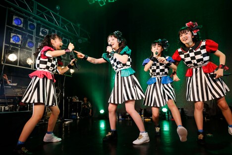 「ますとばい」の発売を自分で発表しながら驚く希山愛(左から2番目)。(撮影:濱本英介)