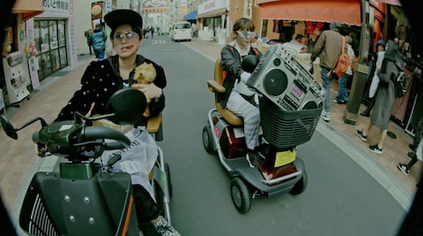 「Like it」のミュージックビデオのワンシーン。