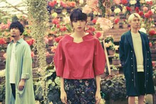 lovefilm。中央が江夏詩織（Vo, G, Syn）。