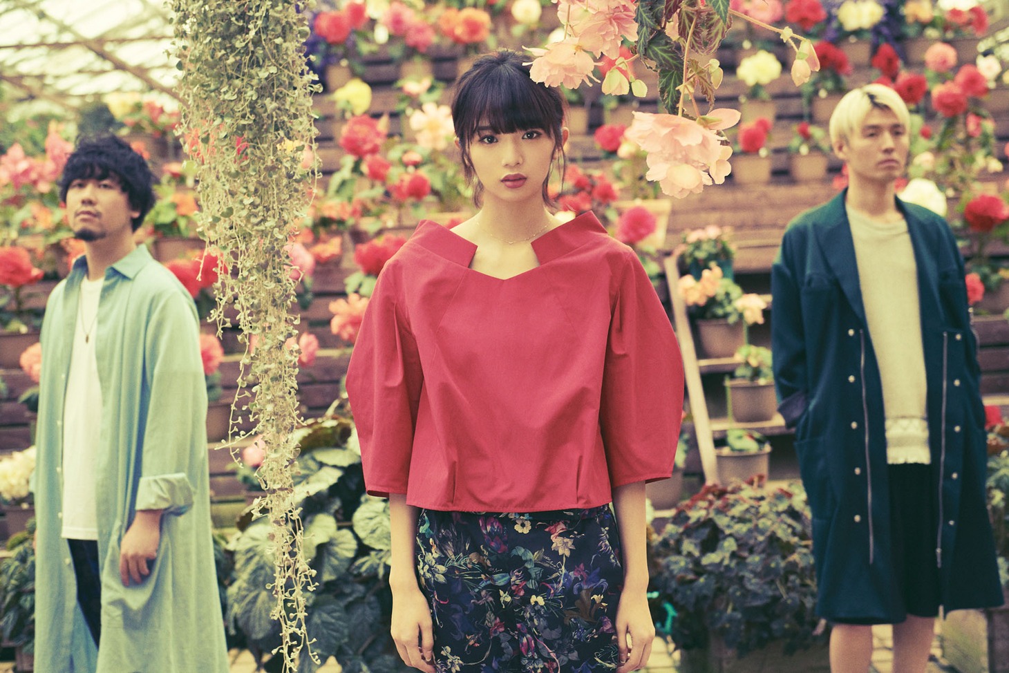 lovefilm。中央が江夏詩織（Vo, G, Syn）。