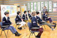 収録の合間に談笑する超特急と団長先生（奥）。