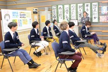 収録の合間に談笑する超特急と団長先生（奥）。