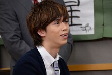 団長先生の話を聞くリョウガ。