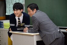 収録の合間の様子。笑顔を浮かべるユースケと団長先生。