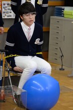 苦手な風船を前にぐったりするタカシ。