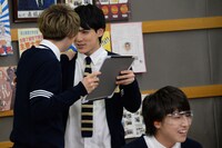 問題の答えを考えるユーキ（左）、ユースケ（中央）と2人を待つタカシ（右）。