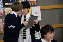 問題の答えを考えるユーキ（左）、ユースケ（中央）と2人を待つタカシ（右）。