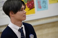 団長先生の話を聞くカイ。