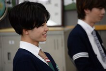 団長先生の話を聞くタクヤ。