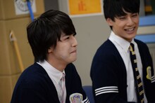 団長先生の話を聞くタカシとユースケ。