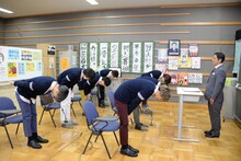 団長先生（右）に礼をする超特急。