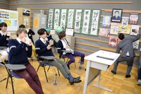 超特急をスマホで撮影する団長先生（右）。