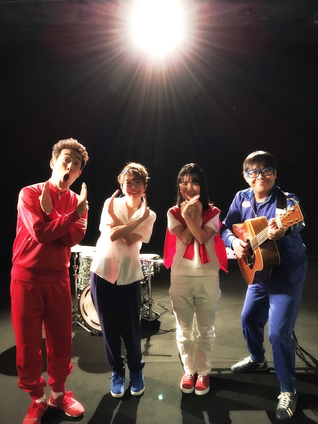 テツandトモがチャットモンチー新曲MVでコラボ、演奏中にあの動き