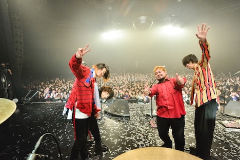 観客と記念撮影をするLEGO BIG MORL。（撮影：橋本塁[SOUND SHOOTER]）