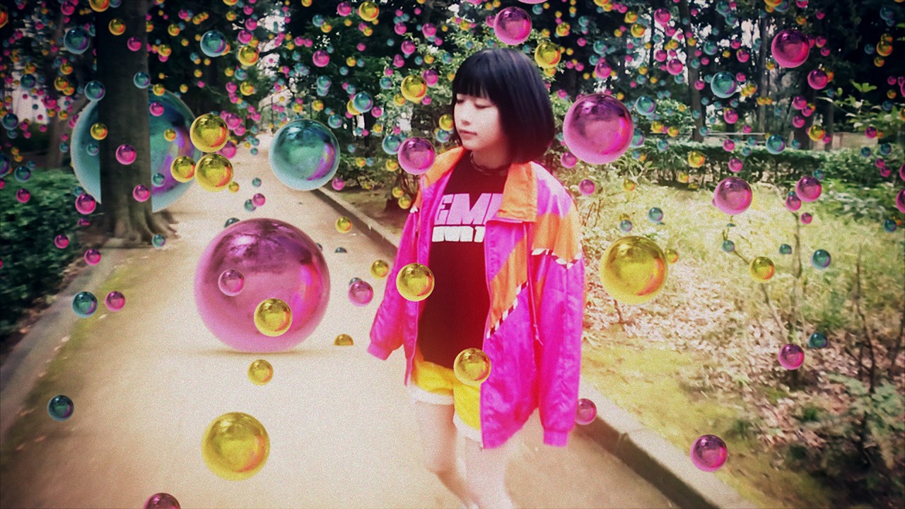 TOWA TEI「REM」のミュージックビデオのワンシーン。