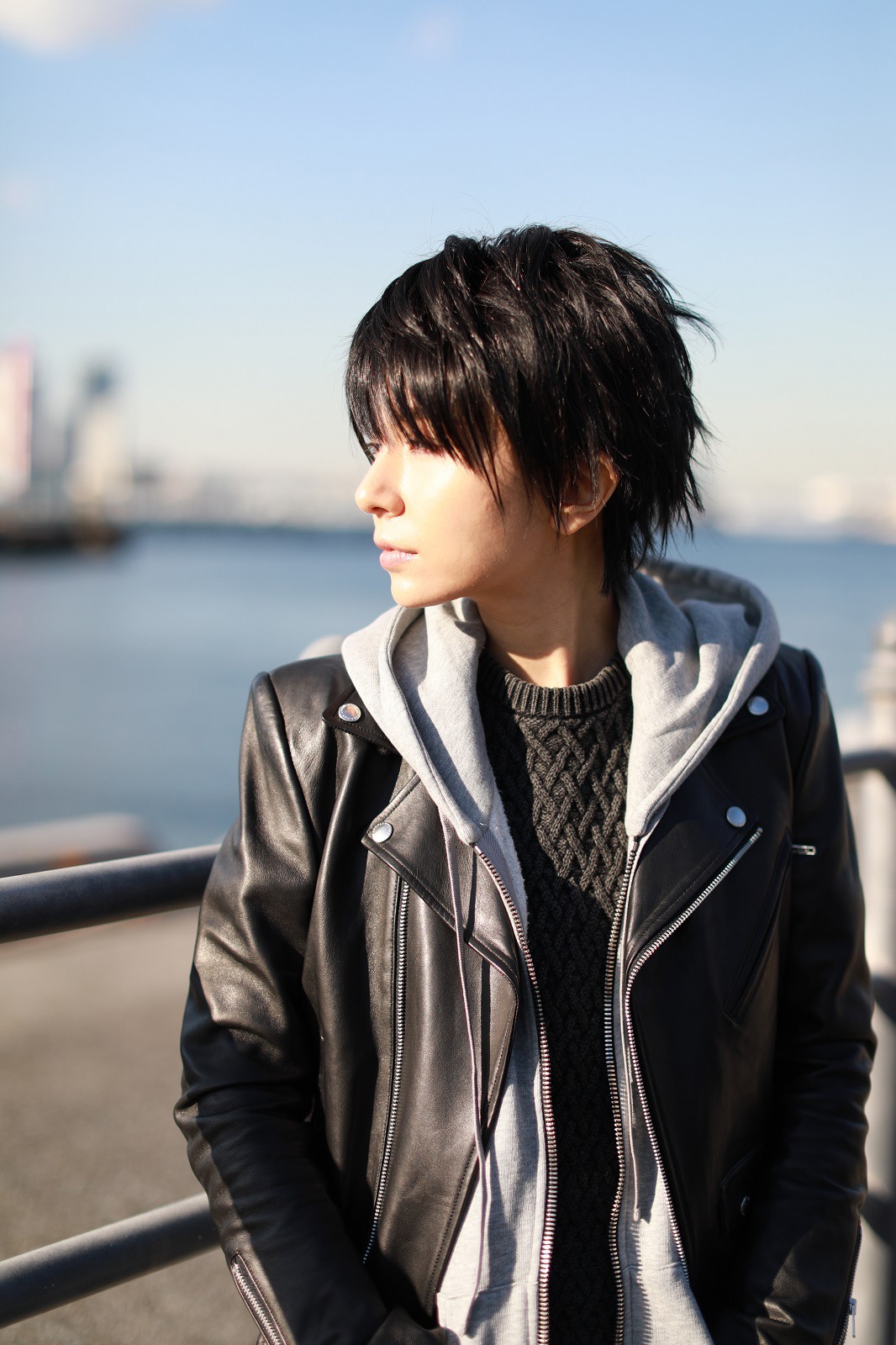 男装したMay J.。