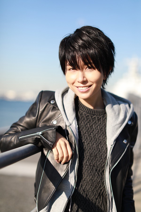 男装したMay J.。