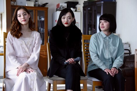 左から新木優子、福島リラ、我妻三輪子。