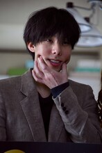 カメラマンに笑顔を求められ、顔をほぐす野田洋次郎。