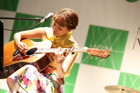 chay「恋のはじまりはいつも突然に」リリース記念イベント「春恋ライブ」神奈川・ラゾーナ川崎プラザ公演の様子。（撮影：石井亜希）