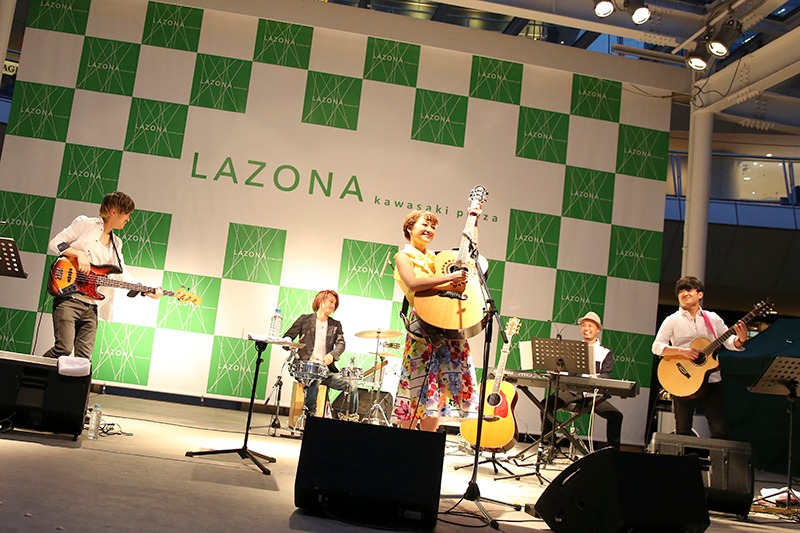 chay「恋のはじまりはいつも突然に」リリース記念イベント「春恋ライブ」神奈川・ラゾーナ川崎プラザ公演の様子。（撮影：石井亜希）