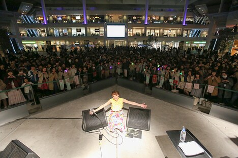 観客と記念撮影するchay。（撮影：石井亜希）