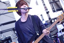 首藤義勝（Vo, B）（撮影：後藤壮太郎）