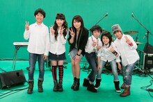 森高千里（中央）とHAD。