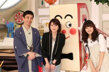 左から春風亭昇々、森高千里、藤原さくら。