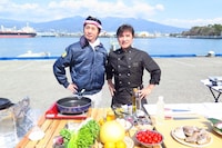 左から増子直純（怒髪天）、工藤敏之シェフ。