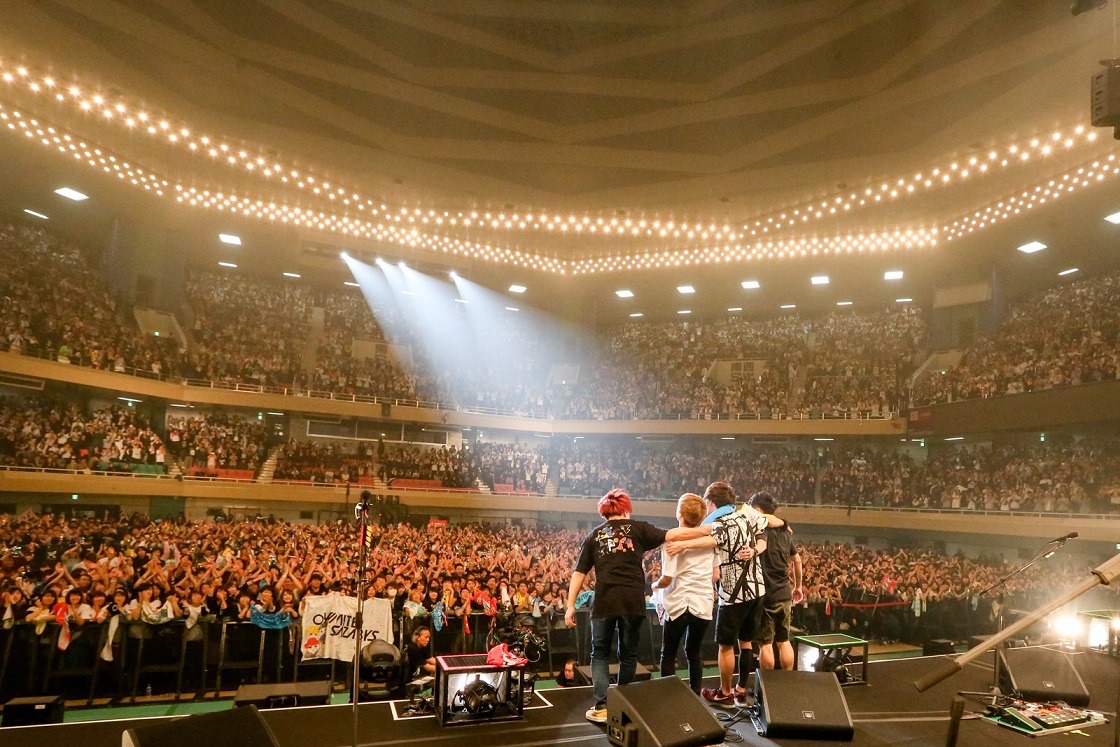04 Limited Sazabys「日本武道館ワンマンライブ」の様子。（写真提供：日本コロムビア）
