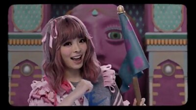 きゃりーぱみゅぱみゅ「良すた」ミュージックビデオのワンシーン。