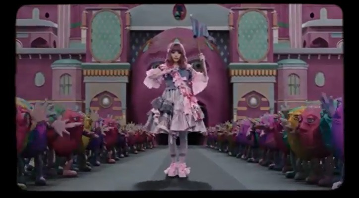 きゃりーぱみゅぱみゅ「良すた」ミュージックビデオのワンシーン。