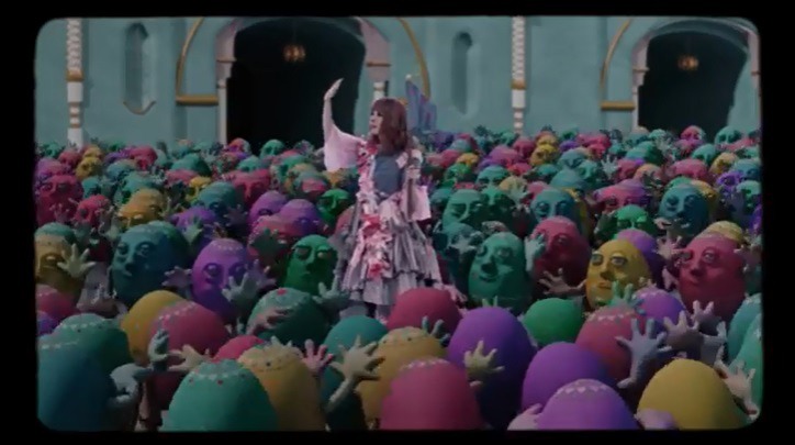 きゃりーぱみゅぱみゅ「良すた」ミュージックビデオのワンシーン。