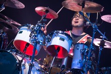 堀之内大介（Dr, Cho）（撮影：緒車寿一）