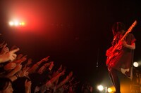 関根史織（B, Cho）（撮影：緒車寿一）